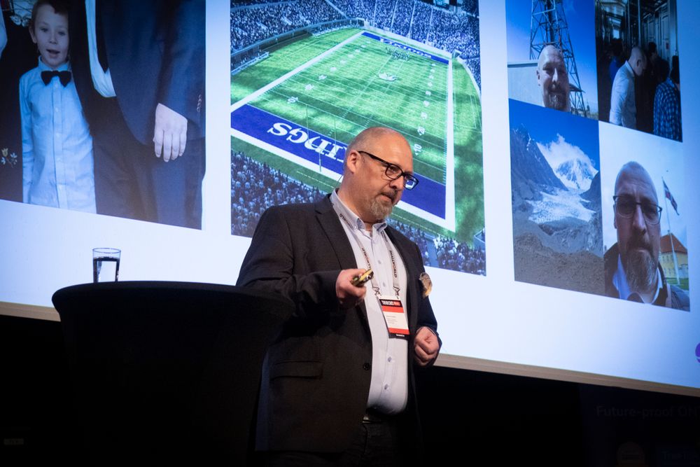 – Vi ser forretningsmuligheter i åpne nett som gir tilgang til å selge tjenester der vi selv ikke har infrastruktur, sier Georg Svendsen, direktør for infrastruktur i Telia Norge. Her er han på scenen under konferansen Telecom World i Haugesund.