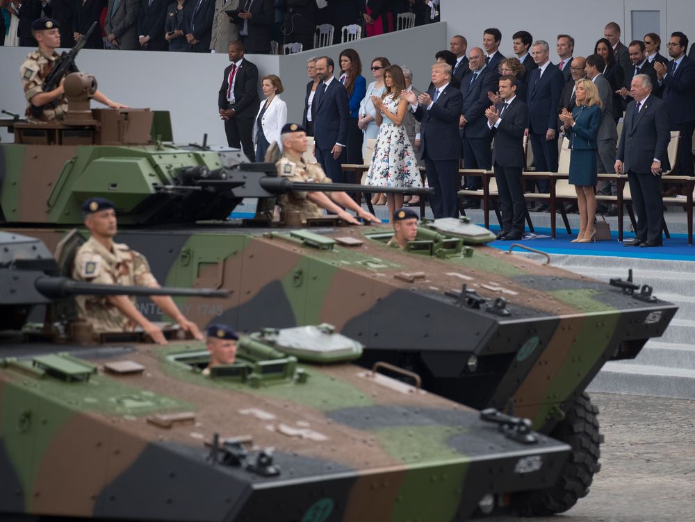 Donald Trump ble imponert etter å ha bivånet en militærparade i Paris (bildet) sist han var president, og har siden ikke lagt skjul på at han ønsker tilsvarende parader i USA. 14. juni, når han fyller 79 år, får han ønsket oppfylt.