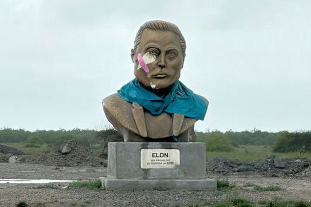En statue av SpaceX-grunnlegger Elon Musk nær byen Boca Chica i Texas. Dette området er nå Starbase, Texas.