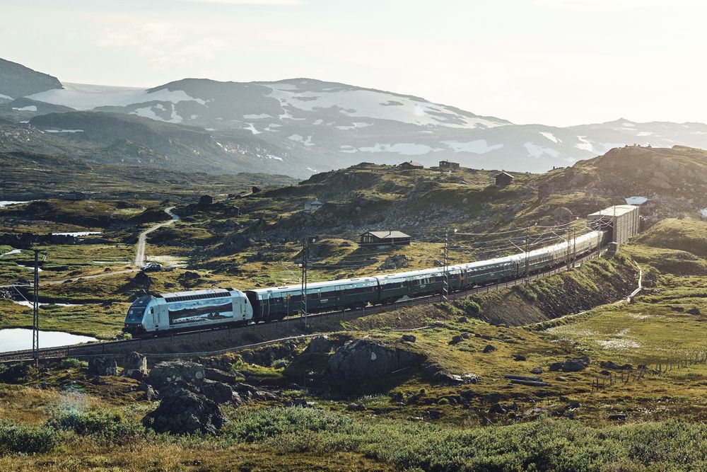 Snøoverbyggene på Hardangervidda og noen tunneler vil trolig hindre satellittsignalene, men mens togene kjører under åpen himmel skal det være mulig å holde liv i en videokonferanse fra Oslo til Bergen mens Vy tester togwifi fra lavbanestallitter, tror selskapet.
