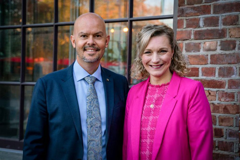 Direktør i Nkom, John-Eivind Velure og digitaliseringsminister Karianne Tung gleder seg over sterk vekst i 5G-dekningen i Nord-Norge – men peker på at regionen fortsatt har et stykke igjen for å nå resten av landet.