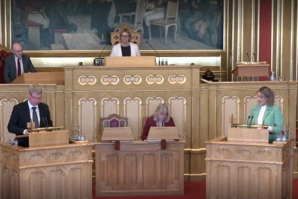 Eivind Drivenes (Sp) spør og digitaliserings- og forvaltningsminister Karianne Tung svarer i spørretimen i Stortinget 7. mai 2025. Bildet er hentet fra Stortingets videostrøm.