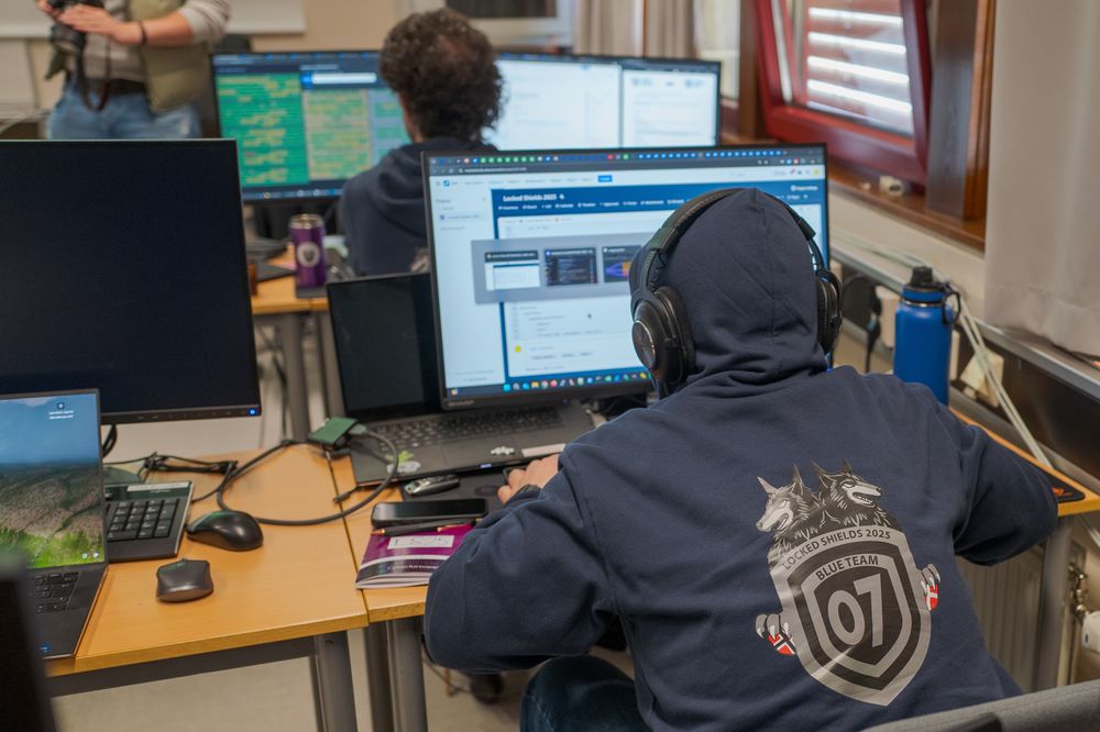Deltakerne under Locked Shields-øvelsen jobber i perioder svært intenst. Til tross for at flere sitter med både headset og hetten trukket over hodet, er budskapet fra deltakere tydelig: De er helt avhengige av hverandre.