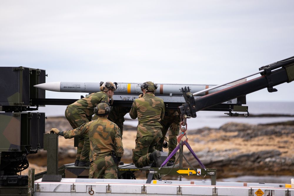 En gruppe soldater fra Luftvernbataljonen Evenes i 133 Luftving lader en Nasams utskytningsrampe med missiler under Formidable Shield 2025 på Andøya.
