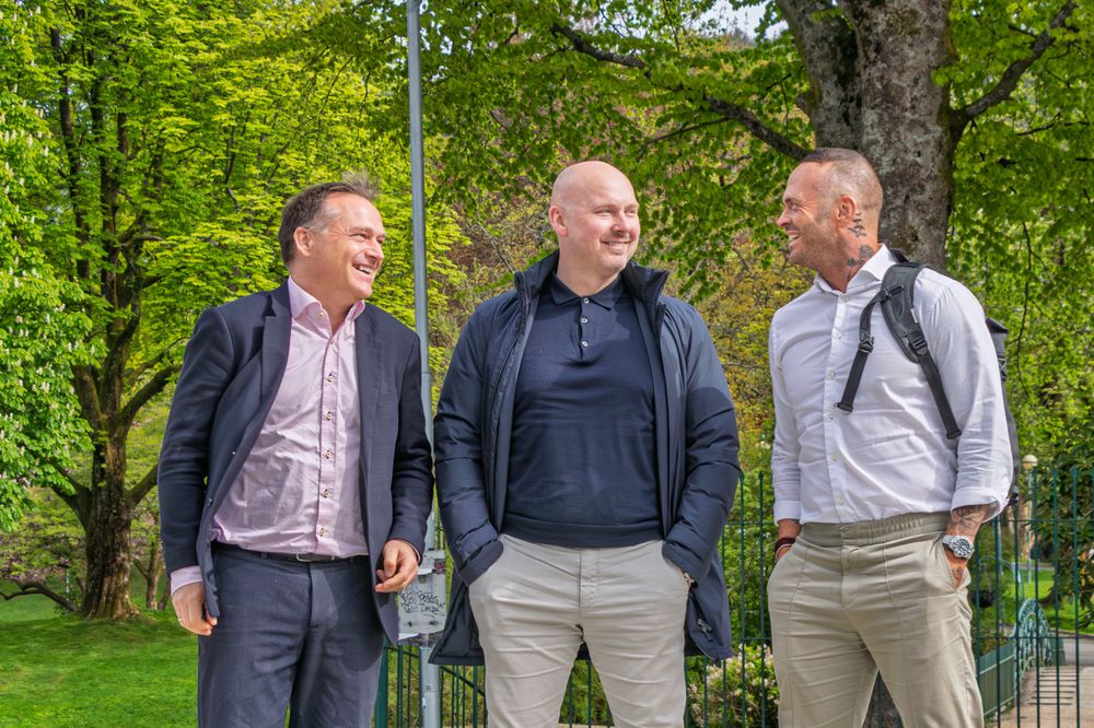 Oppstartsselskapet EPTTAS har utviklet løsninger de hevder kan oppdage batteribrann en time før den oppstår.  Her er gründerne Trond Klæboe (t.v.), Robert Eriksen Jacobsen og Joar Tenfjord.