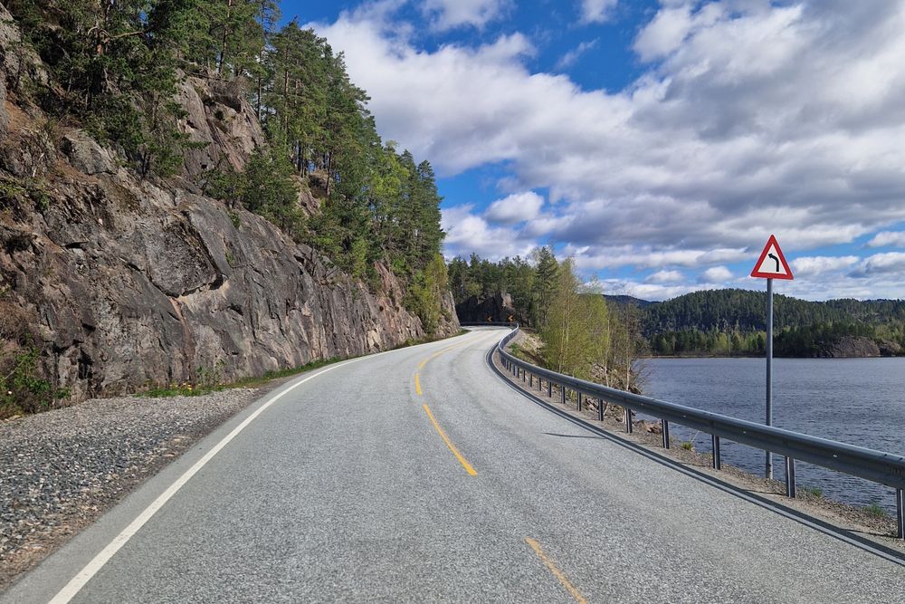 Skarpe svinger på riksvei 9 ved Hornskilen. Nå skal de bort.