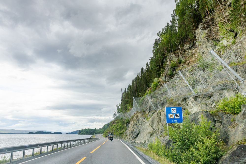 I 2023 ble det montert 700 meter med steinspranggjerder over veien. Nå skal Vegvesenet reparere de delene av veikroppen som ble vasket ut i januar i år.