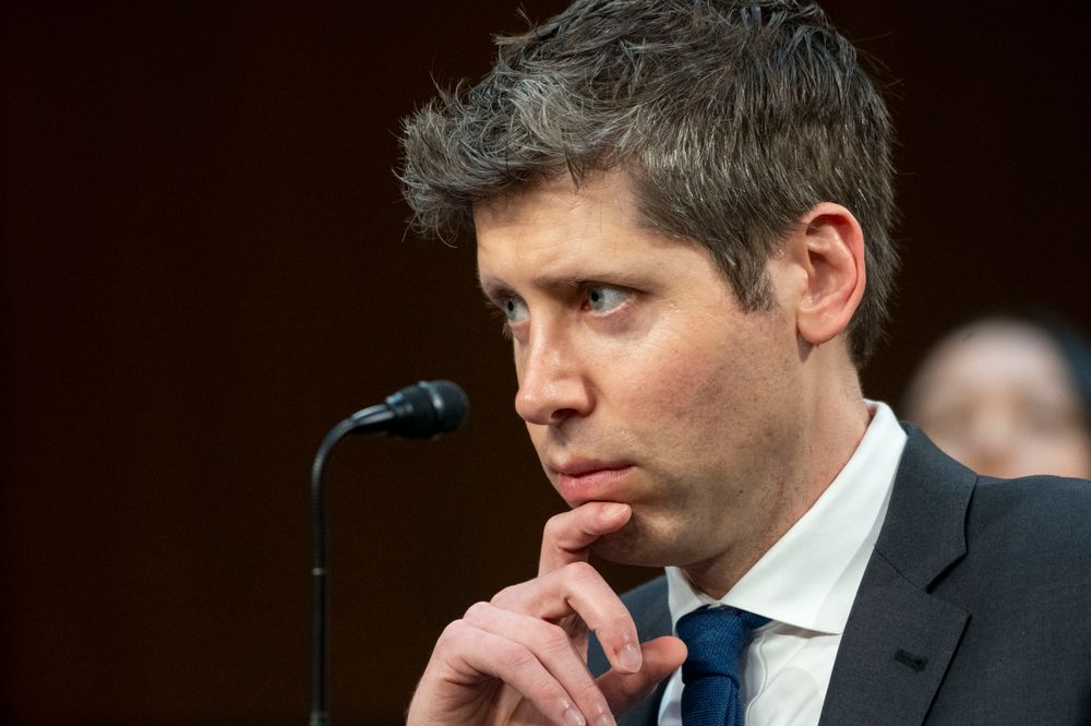 Sam Altman, medgründer og administrerende direktør i Open AI, lytter til vitneforklaringer under høringen i Senatet forrige uke.