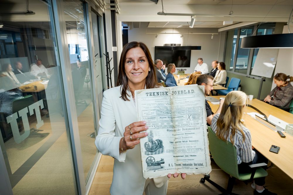 TU Medias redaktør med gaven fra en tidligere kollega: En originalutgave av Teknisk Ukeblad fra 1898. Den er nesten uten fotografier, men til gjengjeld spekket med tegninger av oppfinnelser og patenter.