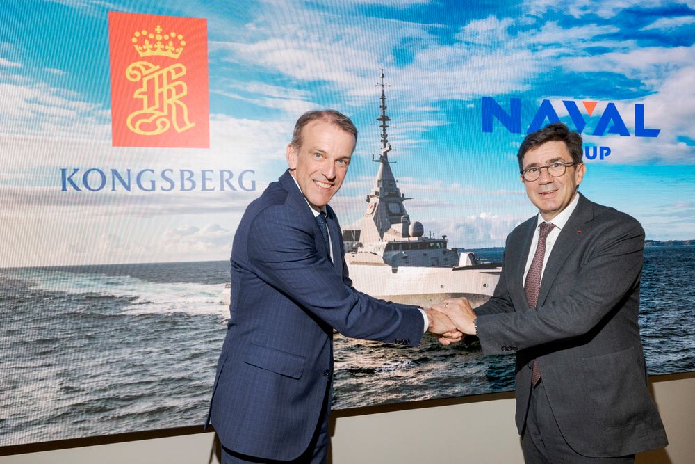 Administrerende direktør Eirik Lie (t.v.) i Kongsberg Defence & Aerospace og Pierre Éric Pommellet, som er styreformann og administrerende direktør i Naval Group, er fornøyde med partneravtalen de nettopp har inngått.