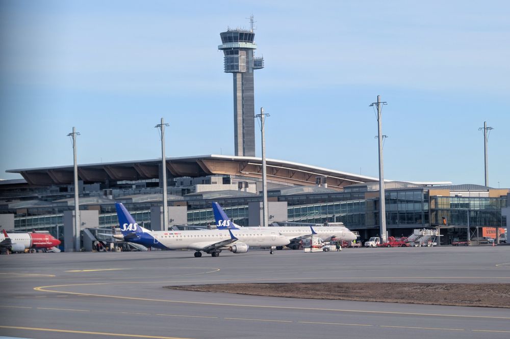 Avinor har både aktive systemer og kamera for å oppdage ulovlig droneflygninger. Oslo Lufthavn Gardermoen med flytårnet i bakgrunnen.