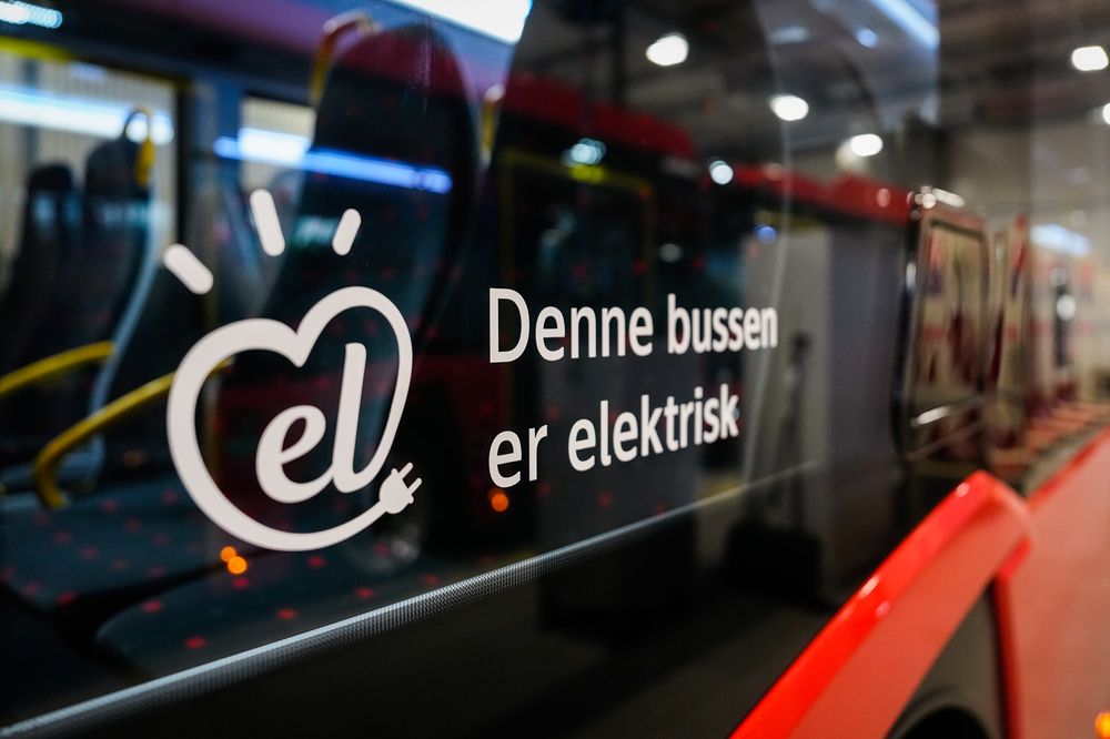 Enkelte fylker har opplevd at busskontraktene med kollektivselskapene har blitt 60 prosent dyrere etter at kravet om nullutslippsbusser kom. FrP i Telemark mener det er hårreisende at regjeringen ikke la fram penger til ekstrautgiftene i revidert nasjonalbudsjett.