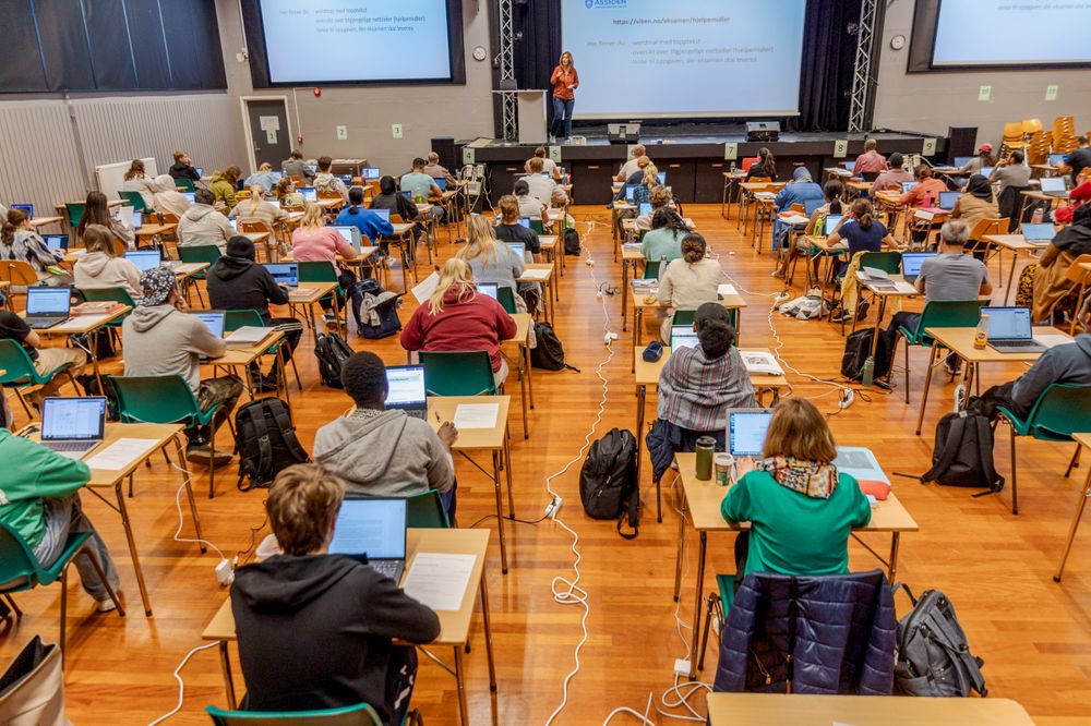 En anonym rapport hevder at det er mulig å omgå flere sikkerhetstiltak på eksamen. Bildet er fra en eksamen ved en videregående skole i Drammen og har ingen tilknytning til de påståtte sårbarhetene eller rapporten.