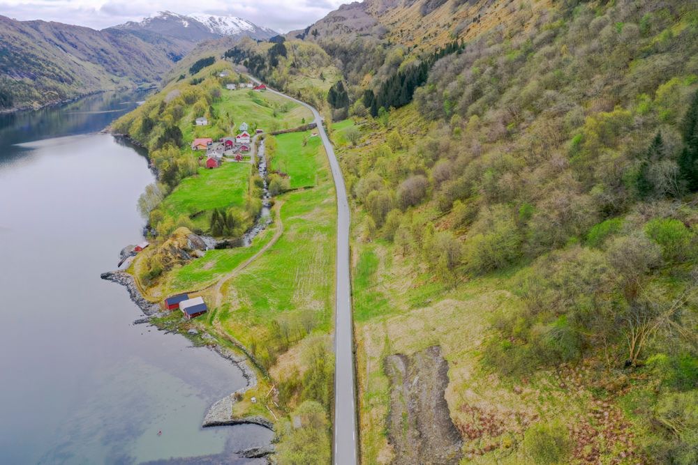 Her er grenda Heilevang, hvor det østre tunnelpåhogget kommer. Her blir det også ny bru over elva.