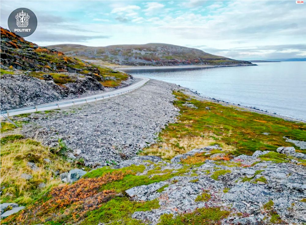 Massene fra berget ble lagt på sjøsiden av veien over en steinaldertuft, opplyser politiet. 