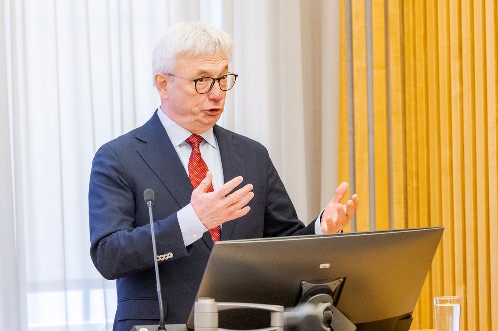 Riksrevisor Karl Eirik Schjøtt-Pedersen kritiserer totalberedskap og oversikt over havneanlegg. Arkivfoto.