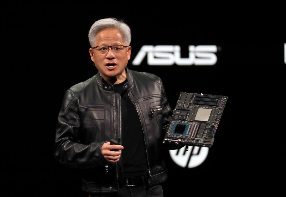 Nvidias toppsjef Jensen Huang, her på en messe i Taipei tidligere denne uken, advarer om at Kina kan komme til å lage sitt eget KI-økosystem som til slutt kan kappes med USA.