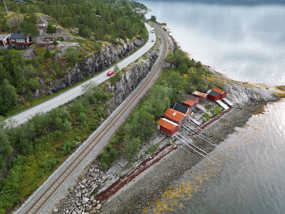 Jernbanen og riksvei 80 ved Langbergodden i dag.