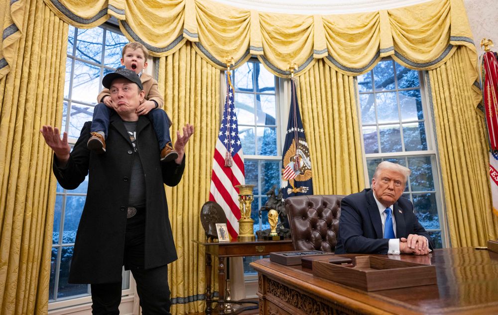 Donald Trump har besøk av Elon Musk og sønnen X Æ A-Xii mens han signerer presidentordrer på det ovale kontor i Det hvite hus 11. februar. 