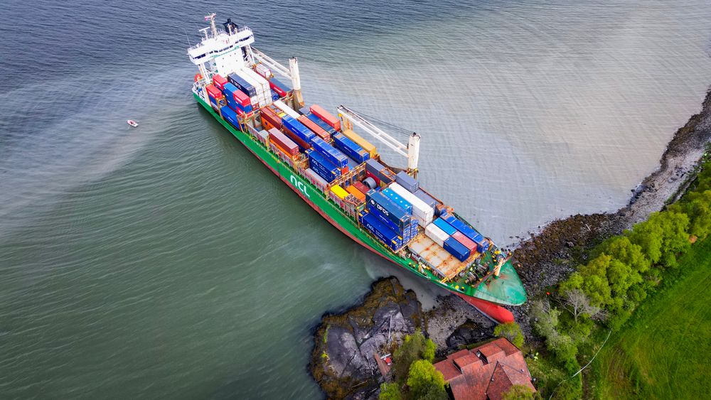 Et 135 meter langt konteinerskip gikk natt til torsdag på grunn i Trondheimsfjorden utenfor Byneset. Det havnet på land ved en bolig.