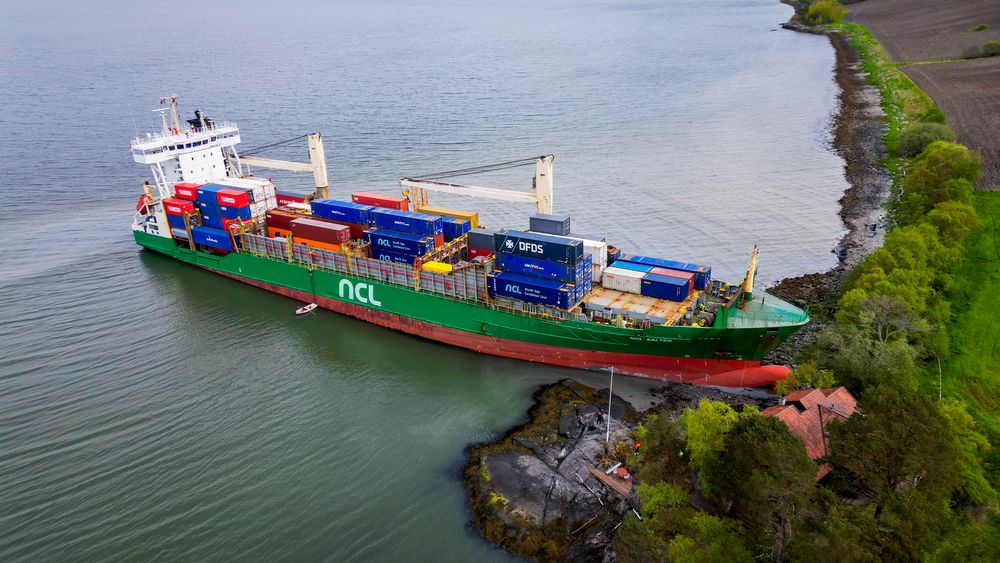 Det 135 meter lange konteinerskipet NCL Salten gikk tidlig torsdag på grunn i Trondheimsfjorden utenfor Byneset. Det havnet delvis på land ved en bolig.