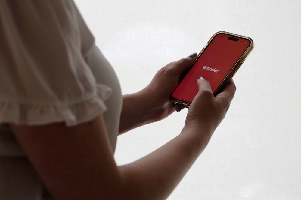En amerikansk kvinne forteller hvordan hun opplevde å bli lurt gjennom datingappen Tinder. Svindlere hadde skapt en oppdiktet person gjennom KI-verktøy, og hun ble overtalt til å utbetale mange tusen kroner for å hjelpe «mannen».