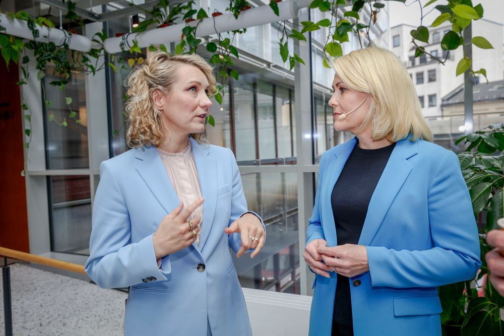 Digitaliseringsminister Karianne Tung og Microsoft Norge-sjef Kristine Dahl Steidel fotografert sammen i forbindelse med kursing og innsalg av kunstig intelligens i mai 2024.