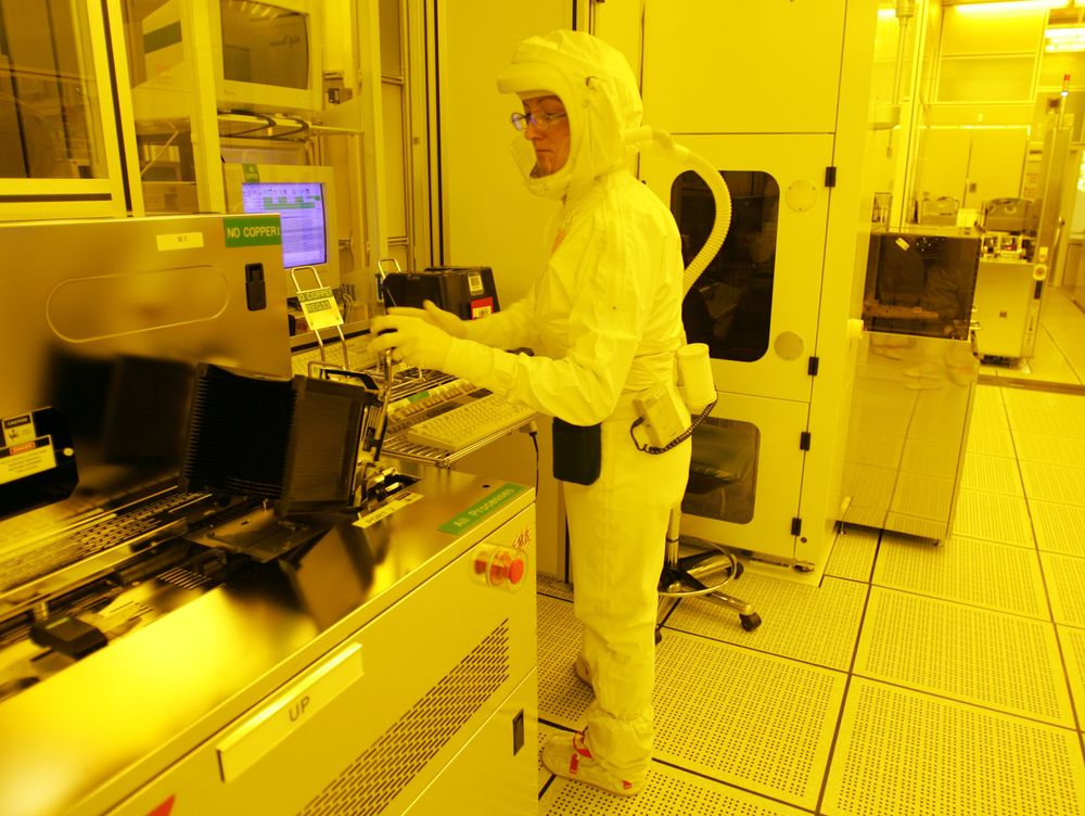 En tekniker hos amerikanske Intel produserer databrikker med høy kvalitet som Handelsdepartementet nå gjør det ulovlig å eksportere til Kina.