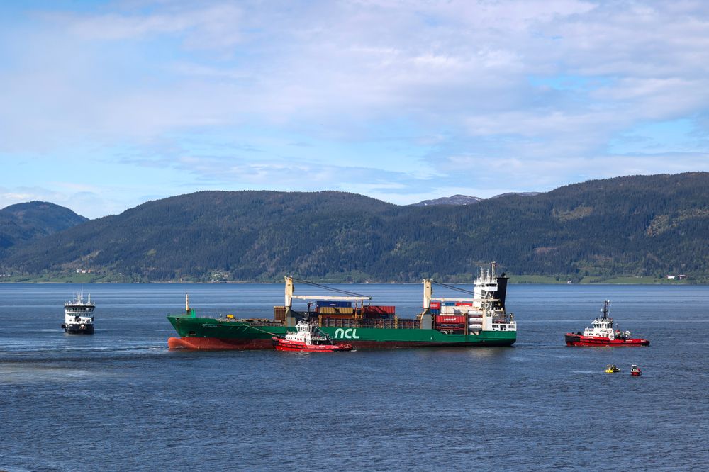 Konteinerskipet NCL Salten trukket fra grunn og er ute i sjøen igjen. Det 135 meter lange skipet gikk natt til torsdag på grunn i Trondheimsfjorden utenfor Byneset.