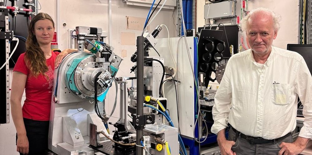 Barbara Pacáková og Jon Otto Fossum er del av en internasjonal forskergruppe som har kommet frem til svært så interessante resultater. De kan hjelpe oss på veien til ny teknologi. Her fra SNBL-ESRF Grenoble France.
