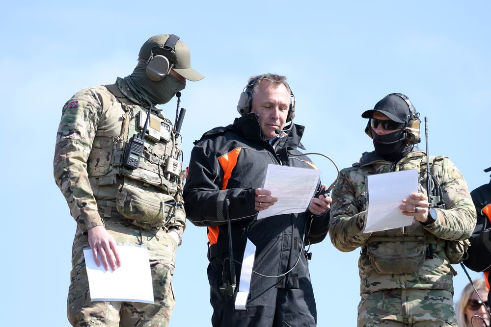Ifølge forsvarsminister Tore O. Sandvik skal det komme en melding om langtidsplanen før sommeren. Her under Nato-generalsekretærens besøk i Norge i mai.