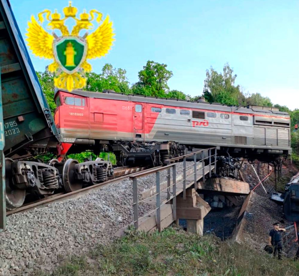 Et godstog sporet av da en jernbanebru kollapset i Russland lørdag kveld. Ifølge russiske myndigheter skyldtes det sabotasje.