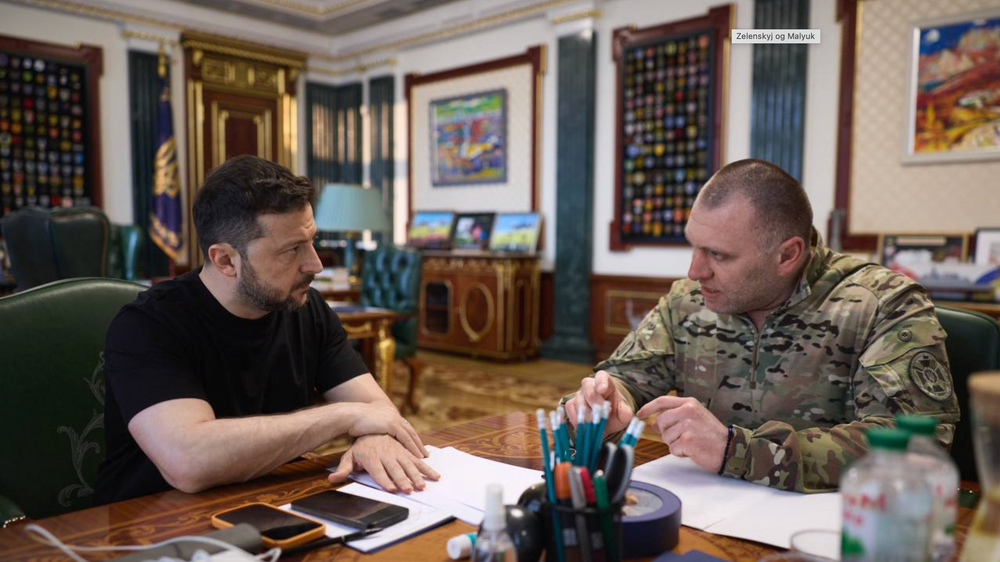 Søndag innledet Ukraina et droneangrep flere tusen kilometer inne på russisk territorium. Flere russiske bombefly er blitt skadet, og operasjonen – som regnes som en stor ukrainsk suksess – har vært under planlegging i halvannet år. Søndag kveld avla sjefen for den ukrainske sikkerhetstjenesten, general Vasyl Malyuk, rapport under et møte med Ukrainas president, Volodymyr Zelenskyj. 