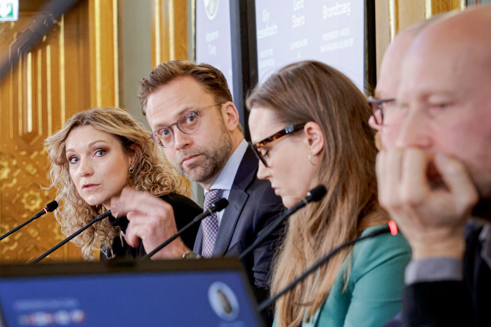 Digitaliseringsminister Karianne Tung, stortingsrepresentant Nikolai Astrup, Gry Hasselbalch, VG-sjefredaktør Gard Steiro og professor Petter Bae Brandtzæg.