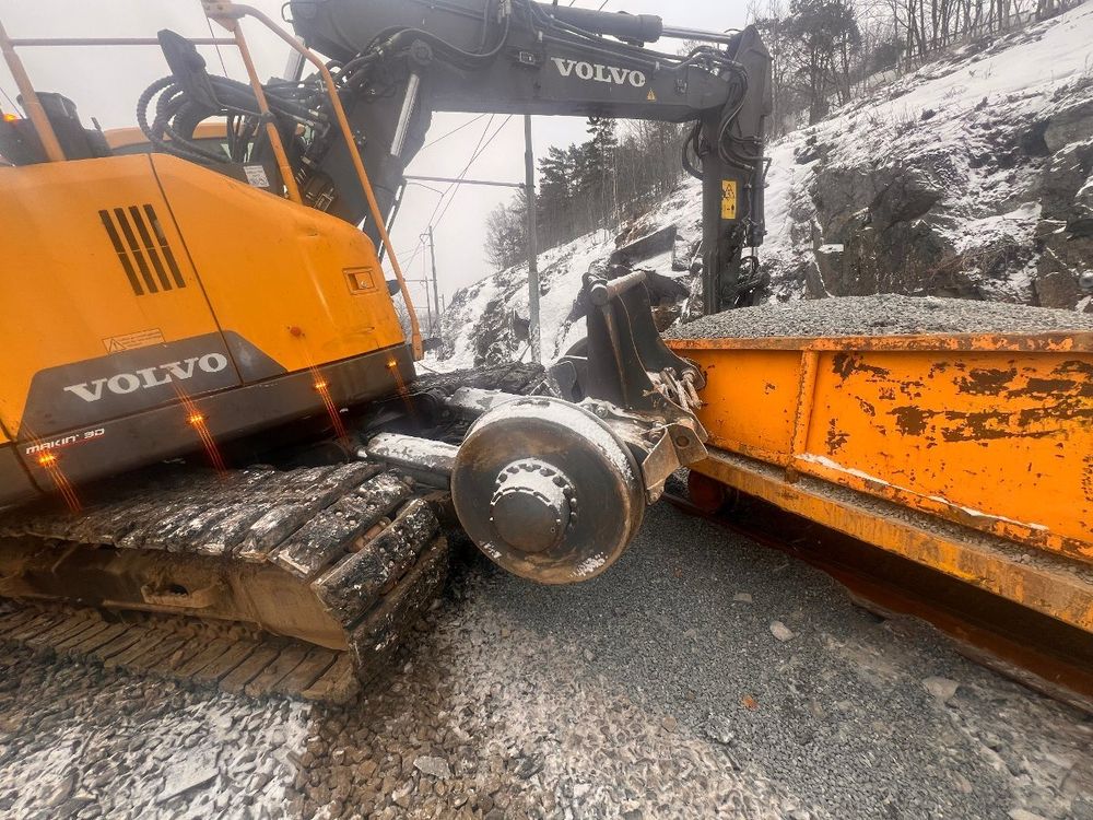 En gravemaskin forhindret at tilhengeren fortsatte helt ned til bytrafikken.