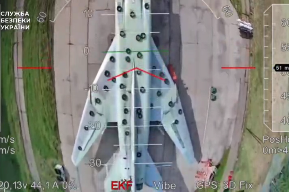 Det russiske luftforsvaret har lagt en mengde bildekk oppå vingene og skroget til dette Tu-22M «Backfire»-flyet. Det er uklart om flyet overlevde det ukrainske droneangrepet 1. juni 2025.