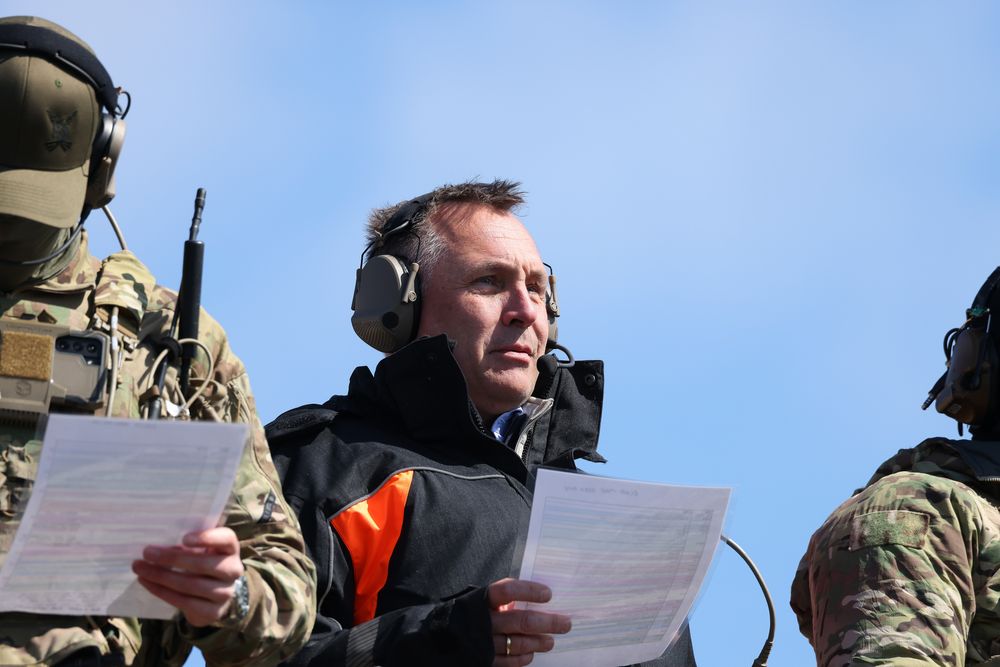 Forsvarsminister Tore O. Sandvik under Nato-generalsekretærens besøk i Ramsund i slutten av mai.