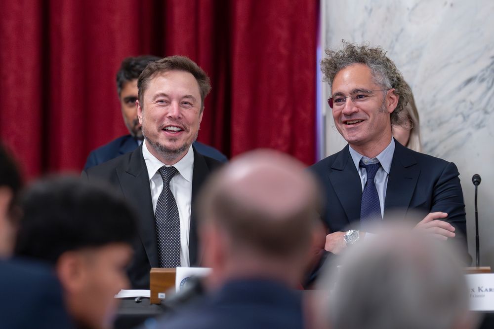 Alex Karp (t.h.) er sjef for Palantir. Dataanalyseselskaoet skal være hyret inn for å hjelpe Trump-administrasjonen med å samkjøre data om amerikanske borgere og dermed effektivisere statsforvaltningen, et arbeid Elon Musk har vært sentral i.