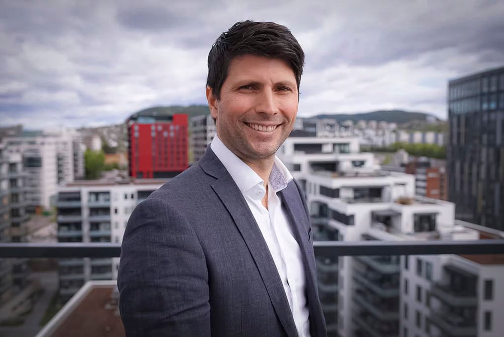 Andreas Lindal er administrerende direktør i Telenor-eide Talkmore. Etter salg av fiber til «flere tusen» kunder det siste året i Telenor-fiber, vil han nå også konkurrere om bredbåndstjenester i andres fibernett.