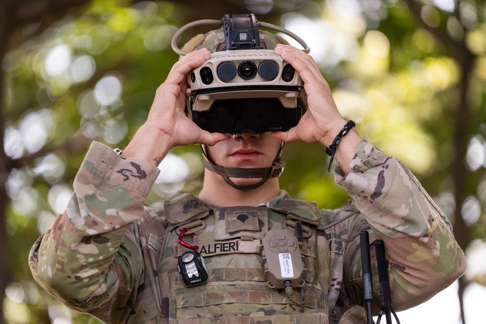 En amerikansk infanterisoldat tar på seg en tidlig prototyp av XR-brillene utviklet gjennom det amerikanske Integrated Visual Augmentation System-programmet (IVAS), som Meta nå skal bidra til.