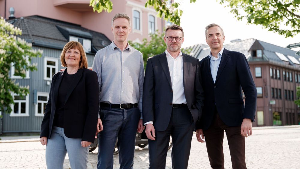 Bent R. Eidem i Lokalbank, nummer tre fra venstre, sammen med Laila Frøseth, Anders Flatås og Asbjørn Bredesen i Tietoevry Banking. Samtlige holder til i Trondheim, og ser det som en styrke i utviklingsarbeidet. 