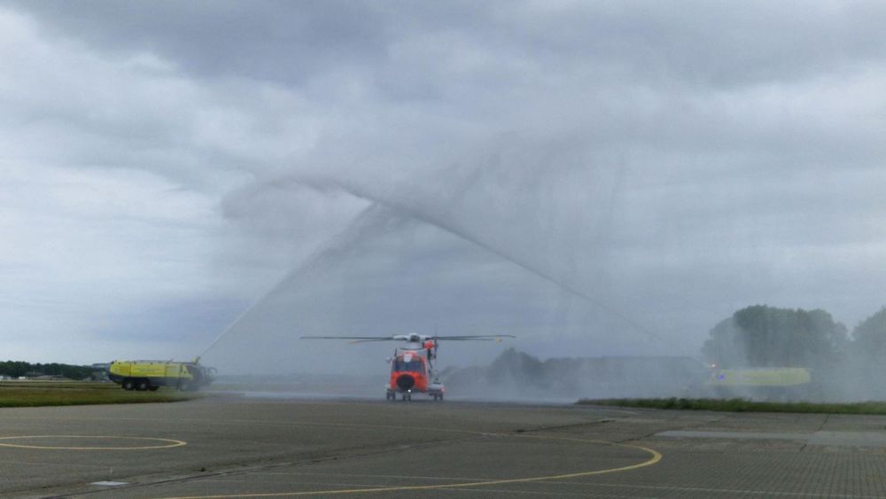 SAR Queen-helikopter NOR01, med halenummer 0262, landet på Sola i 16.30-tiden fredag 6. juni og ble møtt med vannsalutt.