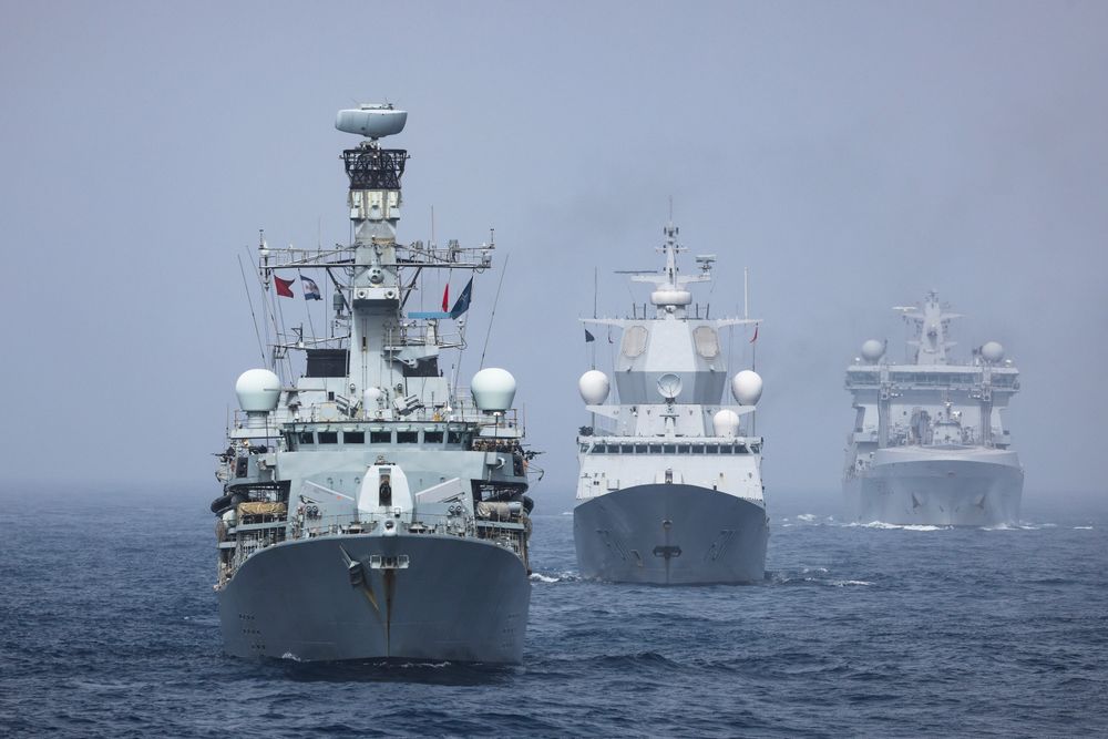 Den britiske fregatten HMS Richmond (t.v.) ble denne våren utstyrt med Naval Strike Missile. Her seiler skipet sammen den norske fregatten KNM Roald Amundsen og det norske logistikkskipet KNM Maud (t.h.) under Operation Highmast, som fortsatt pågår.