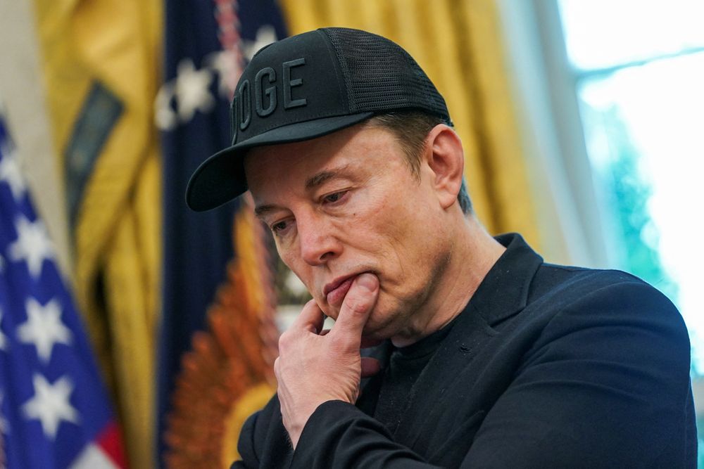 Starlink-eier SpaceX er kontrollert av Elon Musk. Her er han avbildet under en pressekonferanse i Det hvite hus.
