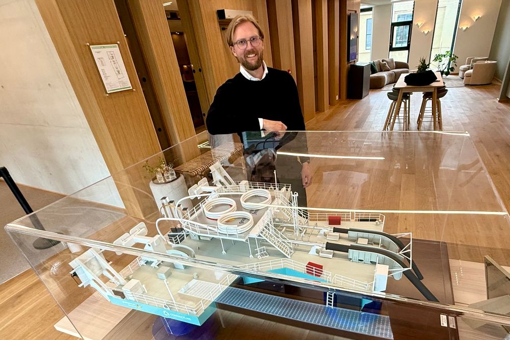 Kommersiell direktør Magnus Eikens i Econnect Energy med en modell av selskapets flytende terminal for lossing av naturgass fra skip. 
