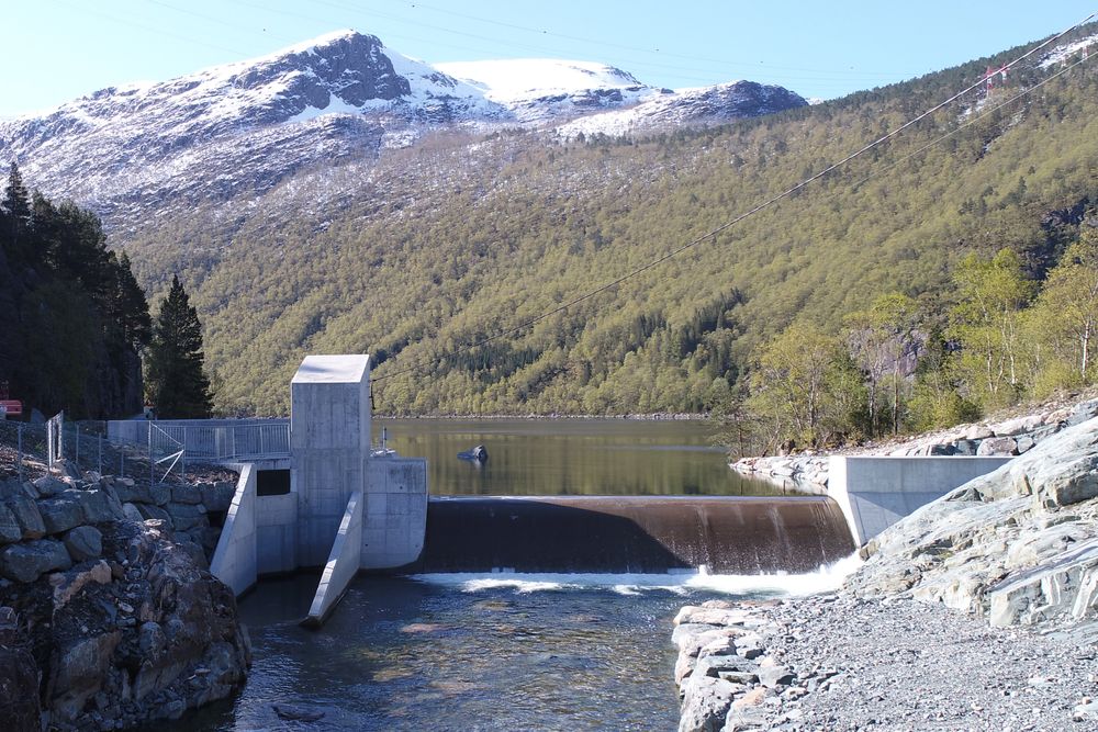 En ventil i tilknytning til denne demningen der Risevatnet renner ut i riseelva i Bremanger ble åpnet av ukjente hackere i april i år.
