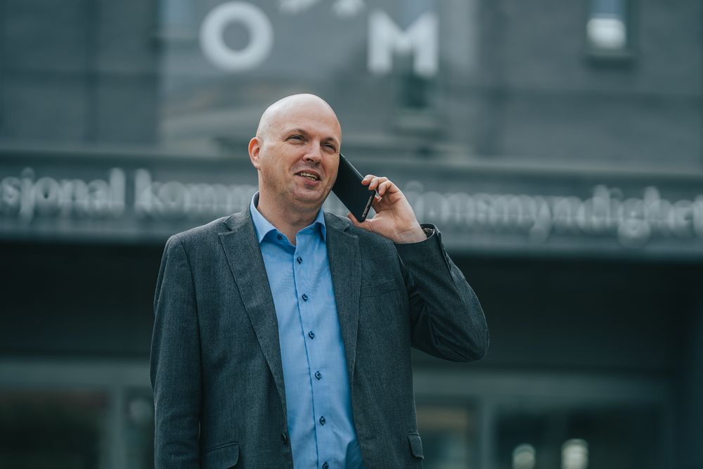 Datasenteroperatører som ikke registrerer seg innen første juli, må regne med en telefon fra folkene til Nkoms sikkerhetsdirektør, Svein Sundfør Scheie. Hjelper ikke det, kan det bli bot.