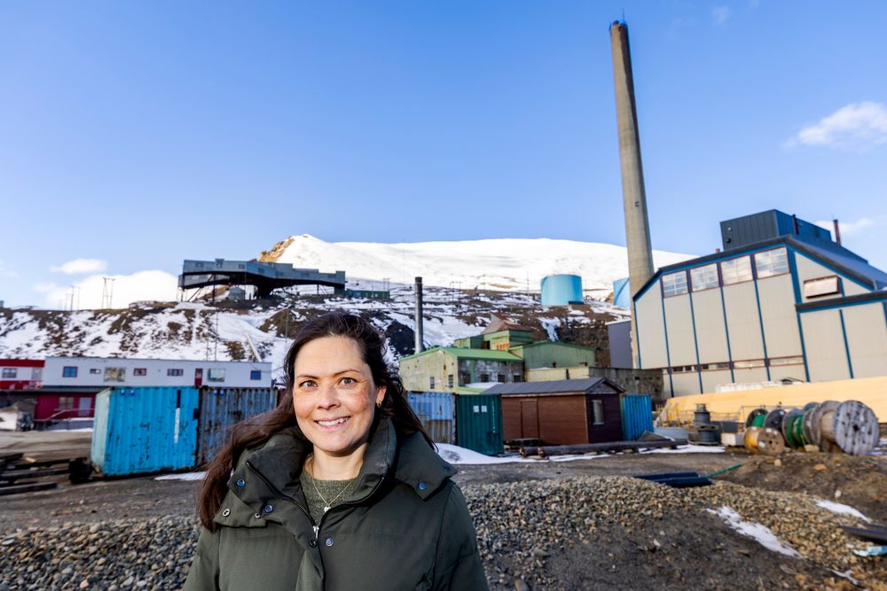 Heidi Theresa Ose, som er daglig leder i Store Norske, , ledet konseptutvalgutredningen om fremtidens energisystem på Svalbard. Den er ennå ikke offentliggjort av Energidepartementet. Her foran det nedlagte kullkraftverket.