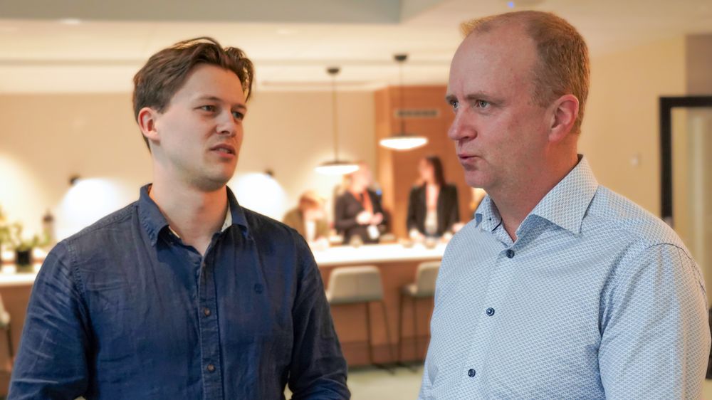 – Med AI kan vi bryte ned store mål for bedriften i mindre, håndterbare prosjekter som gir tydelig verdi underveis, sier Magnus Oxenwaldt (t.h). Her sammen med AI-konsulent Didrik Krog. 