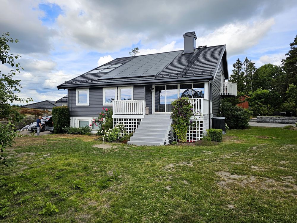 Norgespris har bidratt til at markedet for solceller på bygg har skrumpet inn. Nå vil budsjettpartnerne utrede en prisgaranti for strøm solgt fra solceller på bygg.